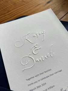 กระดาษคอตตอนสีขาว300gsm สุดหรูสำหรับ<span class=keywords><strong>เขียน</strong></span><span class=keywords><strong>จดหมาย</strong></span>ลายนูนสำหรับงานแต่งงานเชิญเป็นของขวัญวัน<span class=keywords><strong>วาเลนไทน์</strong></span> - Product Image 5