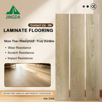 Suelo Laminado AC4 Resistente al Agua con Acabado Encerado, Textura de Madera Auténtica HDF, 8mm 8.3mm 10mm, para Cocina, Proyectos Comerciales e Interiores