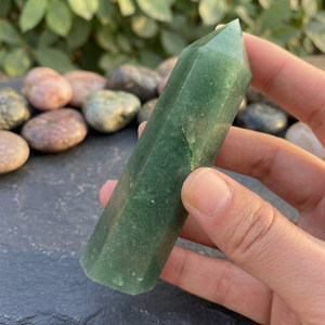 Tour de cristal d'aventurine verte polie, pierre précieuse faite à la main, thème Amour, pour la décoration intérieure, pierre de guérison Feng Shui - Product Image 1