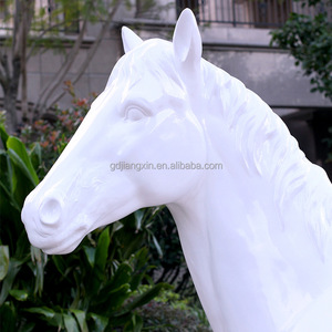 Escultura de caballo monocromático Duo-Estatuas abstractas de semental y yegua de fibra de vidrio para interiores y galerías modernas - Product Image 5