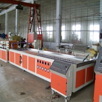 Ligne de production d'extrusion de cadres de porte en WPC d'occasion, machine de fabrication de profilés hautement automatisée avec système à double vis
