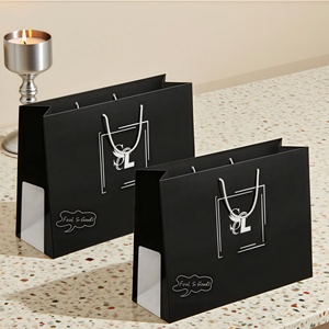 Sac en papier cadeau biodégradable personnalisé avec logo imprimé, bon marché, avec poignée, enveloppé dans un sac en papier kraft blanc - Product Image 1