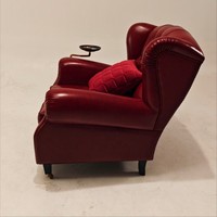 Fauteuil d'appoint Chesterfield en PU ciré, structure intérieure en bois de pin, pieds pivotants plaqués cuivre avec plateau latéral en cuivre
