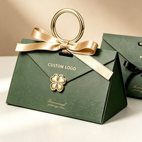 Boîte cadeau triangulaire de luxe personnalisée avec poignée en métal, nœud en satin, décoration trèfle, emballage cadeau pour mariage, anniversaire, cosmétiques, fêtes