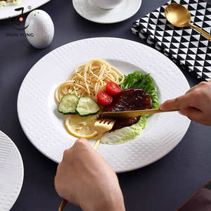 Dian Tong Assiettes à dessert en céramique blanche en <span class=keywords><strong>porcelaine</strong></span> <span class=keywords><strong>de</strong></span> 12 pouces, élégantes, pour restaurant, hôtel, logo personnalisé, compatibles micro-ondes, lot <span class=keywords><strong>de</strong></span> 4 - Product Image 2