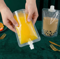 Transparante plastic staande zak met tuit, lekvrij, draagbaar, voor vloeistofopslag, geschikt voor fruitsap, koffie, dranken, en monsters.