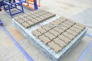 Usine de blocs de béton automatique QT10-15 avec presse hydraulique 21MPa et vibration à 4 coins pour usine industrielle - Product Image 6