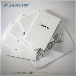 Logo personalizzato con Logo di lusso nero appendi etichette ecologiche per abbigliamento per borse e scarpe con stampa di carta bianca - Product Image 2