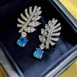 Orecchini in Oro Bianco con Diamanti e Topazio Blu Taglio Marquise, Gioielli di Lusso da Donna per Feste - Product Image 3