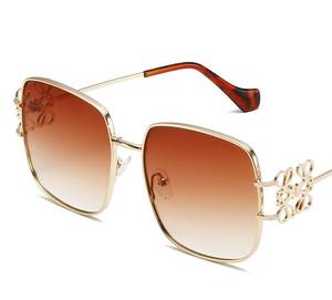 Gafas de <span class=keywords><strong>Sol</strong></span> Cuadradas Vintage de Diseñador 2026 para Mujer, Gafas de <span class=keywords><strong>Sol</strong></span> de Lujo con Decoración Floral de Metal Grande, Protección UV400, Visión Óptica Única - Product Image 5