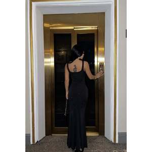 Robe de soirée noire à bretelles avec détails en pierres, style simple, ornée de strass, disponible en tailles XS-XL, longue jusqu'au sol ou au genou, coupe droite ou fourreau - Product Image 1