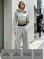 Logo Kustom Wanita Berbahan Rajut Katun 450g Anti-Pilling Bernapas dengan Trim Bulu dan Hoodie, 3 Garis, Celana Crop Kaki Lebar, Tracksuit 2-Potong ODM Sweat
