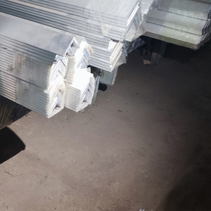 Ventas calientes 40*40 Precio de hierro de ángulo galvanizado <span class=keywords><strong>ranurado</strong></span> 4 tamaños de ángulo de hierro grabado - Product Image 6