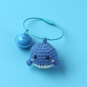 Venta al por mayor <span class=keywords><strong>de</strong></span> lana <span class=keywords><strong>de</strong></span> <span class=keywords><strong>ganchillo</strong></span> pequeña ballena llavero lindo dibujos animados creativo hecho a mano pareja bolsa encanto Accesorios - Product Image 4