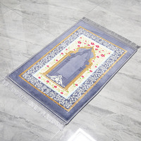 Tapis de prière à bas prix très vendu, 100% polyester, motif en relief de mosquée, design personnalisé, antidérapant, 70x110cm, 800g