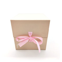 Vente en gros Boîte cadeau pliante en papier d'emballage de luxe pliable décorative pour Noël et la Saint-Valentin avec logo personnalisé