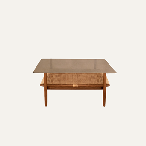 Mesa de Centro Moderna de Madera con Tapa de Vidrio y Estante de Ratán – Muebles para Sala de Estar - Product Image 1