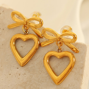 Pendientes de aro con forma de corazón y hoja, de aleación de zinc dorada con engaste de bisel, para mujer, joyería de regalo. - Product Image 2