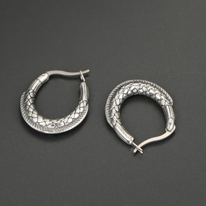 Boucles d'oreilles créoles en argent tibétain, design queue de poisson en U, CF130 - Product Image 3