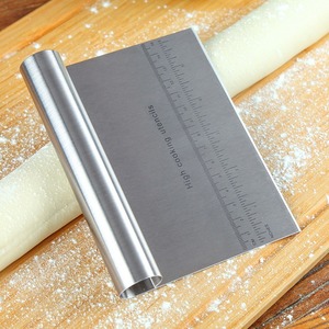 Logo personnalisé grattoir à gâteau outils de coupe avec mesure en acier inoxydable grattoir à pâte manuel pour faire du pain gâteau pâtisserie - Product Image 1