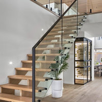 Escalier moderne en acier avec garde-corps en verre et marches en bois massif pour maison de luxe, design CBMmart