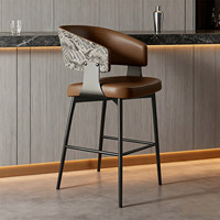 Tabouret de bar à dossier haut avec pédale, structure métallique, design moderne et épuré, style luxe discret pour usage domestique et commercial