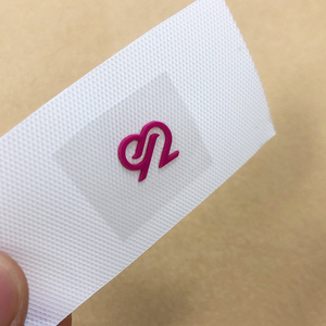 Étiquette de logo personnalisée en relief 3D découpée au laser, transfert thermique, étiquette à repasser sur les vêtements pour les t-shirts et les vêtements de sport - Product Image 2
