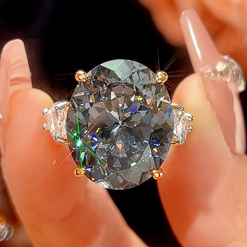 Anillo negro y gris de tamaño ajustable.