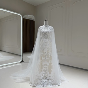 Robe de mariée moderne Xx102, élégante, coupe fourreau ajustée, avec appliques florales en dentelle 3D, traîne chapelle, longueur ras du sol, pour la mariée - Product Image 1