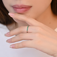 Proveedor de Hong Kong, Anillo de Joyería al por Mayor de Estilo Simple, Anillo Apilable de Oro Blanco Sólido de 18K con Esmeralda Natural