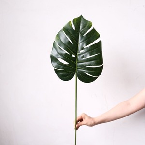 Feuille de Monstera Artificielle Secret Garden 72cm de Hauteur, Décoration d'Intérieur et Accessoire de Mariage Ultra Réaliste - Product Image 1