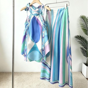 OUDINA Moda Giyim Geometrik Zarif Baskılı Halter Sırtı Açık Atlet Bluz Yırtmaçlı 2 Parça Takım Kadın Etek Takımı - Product Image 1