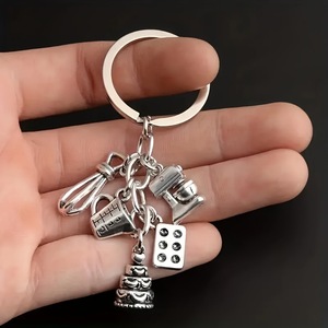 Porte-clés en alliage couleur argent, design tasse à mesurer de mixeur classique, outil de cuisine, fait main, cadeau idéal pour les amateurs de cuisine, bijou - Product Image 1