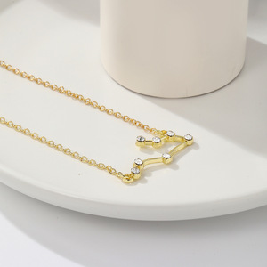 Delicata Collana con Ciondolo Zodiacale in Argento Placcato Oro con Cristalli di Zirconio, Gioiello Astrologico per Donne - Product Image 5