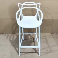 Tabouret de bar moderne de style nordique à dossier croisé, en polypropylène noir, résistant à l'eau, léger, pour l'extérieur, idéal pour les restaurants et les magasins.