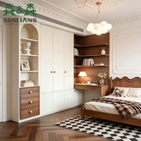 Armoire de style français crème avec alcôve d'exposition cintrée, boutons dorés et bureau flottant avec étagères perforées