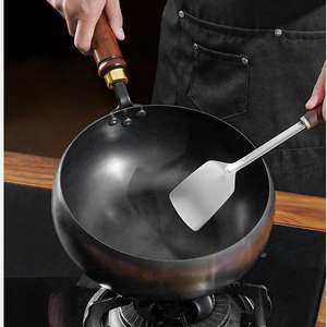 Poêles à frire en fer sans revêtement avec manche en bois 24/28 cm, Wok à fond large pour sauter et faire bouillir des soupes - Vente en gros - Product Image 3