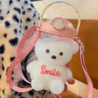 Le plus récent de haute qualité mignon ours bouteille d'eau été étudiants portable en plastique grande capacité bouilloire bouteille d'eau avec paille