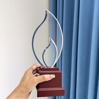 Trophée personnalisé en cristal en forme de larme avec base en bois rouge MH-J0215