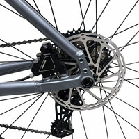 Vélo tout-terrain en aluminium 700C léger, capacité de charge 120 kg, freins à disque hydrauliques, idéal pour le trajet quotidien et les aventures.
