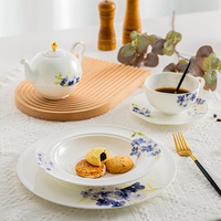 Vaisselle en porcelaine P&T en os de Chine avec motif de fleurs bleues, glaçure blanche, assiettes de présentation florales, assiettes creuses pour la vente en gros