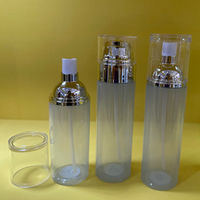 Flacon de lotion transparent en PET avec logo personnalisé, cylindrique, 100 ml/120 ml/150 ml, pompe argentée, bouchon de couleur personnalisée pour les soins de la peau et les cosmétiques