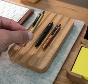 डेस्क ऑर्गनाइज़र सिंगल पेन पेंसिल होल्डर उत्कीर्ण लोगो लेटे हुए लकड़ी के पेन रैक बीच अखरोट पेन ट्रे