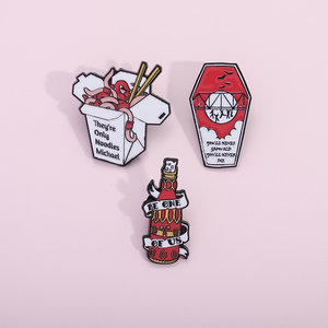 เข็มกลัดการ์ตูนเฟรนช์ฟรายส์ซอสมะเขือเทศเคลือบแบบสั่งทำเฉพาะเส้นก๋วยเตี๋ยวมีเข็มกลัดปกเสื้อเป็นของขวัญเครื่องประดับแสนตลกสำหรับเพื่อน - Product Image 2