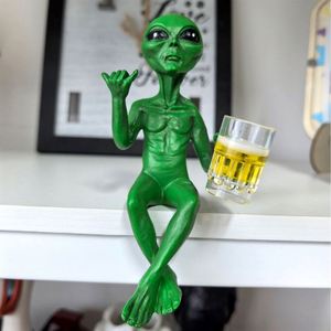 Figura de Resina de Extraterrestre Verde con Jarra de Cerveza - Adorno de Escritorio con Temática de Ciencia Ficción para Bar, Garaje, Jardín, Decoración de Fiestas, Regalo, Venta al por Mayor - Product Image 4