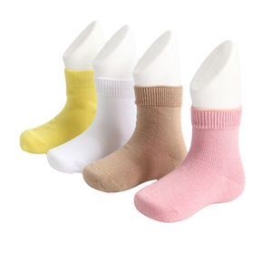 Vente en gros de chaussettes de cheville unisexes de couleur unie pour bébé, chaussettes d'équipage en Fiber de bambou sans couture pour garçons de 0 à 15 ans - Product Image 1
