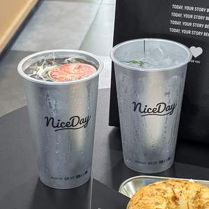 Vaso de plástico desechable con logotipo personalizado de moda, inyección de PP transparente de 90mm, pegatina de película interior creativa para pared única caliente/fría - Product Image 3