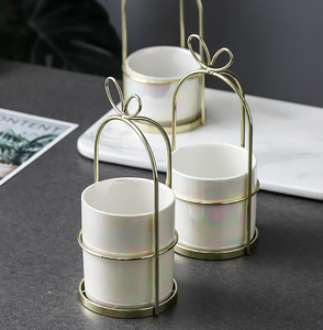 <span class=keywords><strong>Mini</strong></span> vase à fleurs en céramique bon marché, décor <span class=keywords><strong>de</strong></span> maison en céramique avec support en métal - Product Image 6