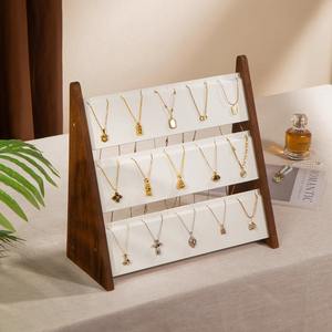 Espositore di collana con ciondolo in legno noce di lusso con supporto in pelle sintetica gioielli vetrina da tavolo Packaging - Product Image 3