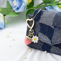 Porte-clés personnalisés en gros, design sur mesure, mignons, fraises, cœurs, fleurs, marguerites, fabrication de bijoux personnalisés pour filles, OEM